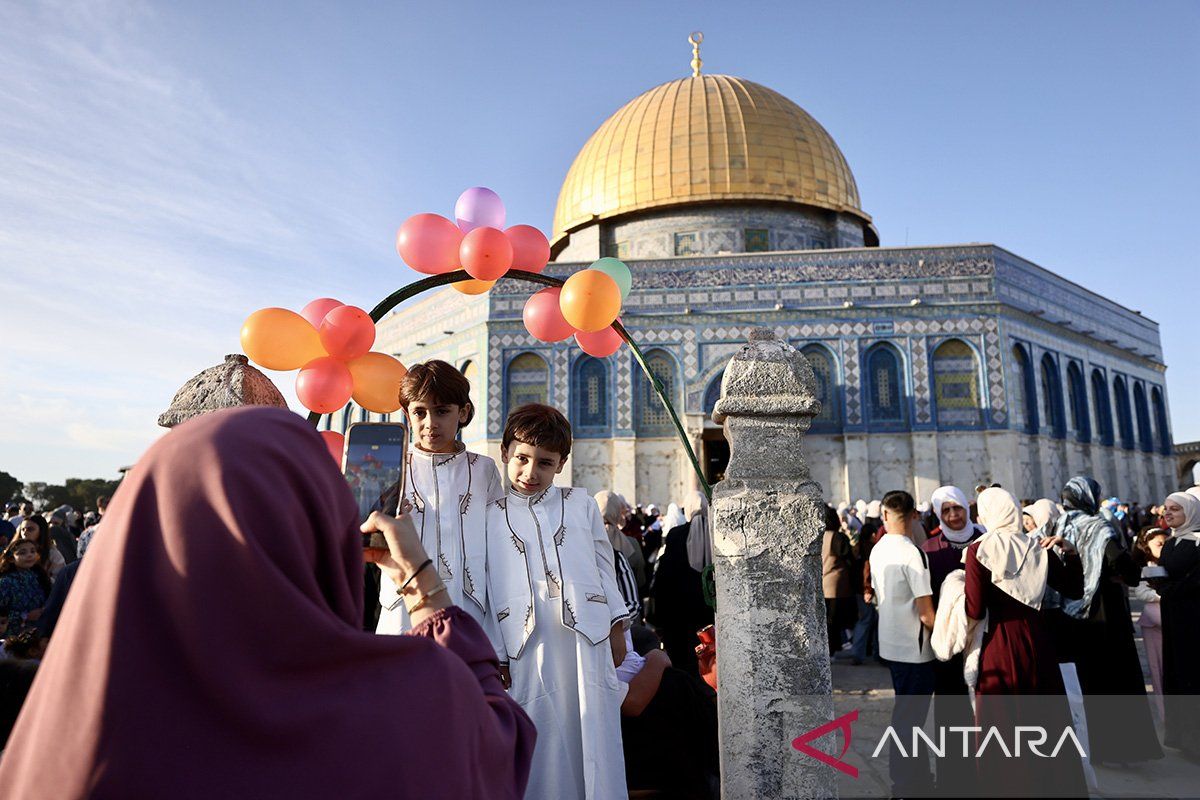 Israel Tightens Access, Over 60,000 Worshippers Attend Friday Prayers at Al-Aqsa