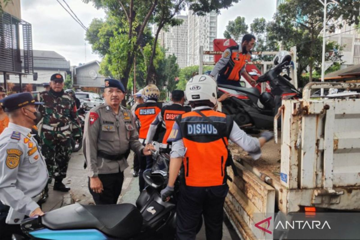 East Jakarta Transport Agency Seizes Motorcycles Parked on Jatinegara Pavement