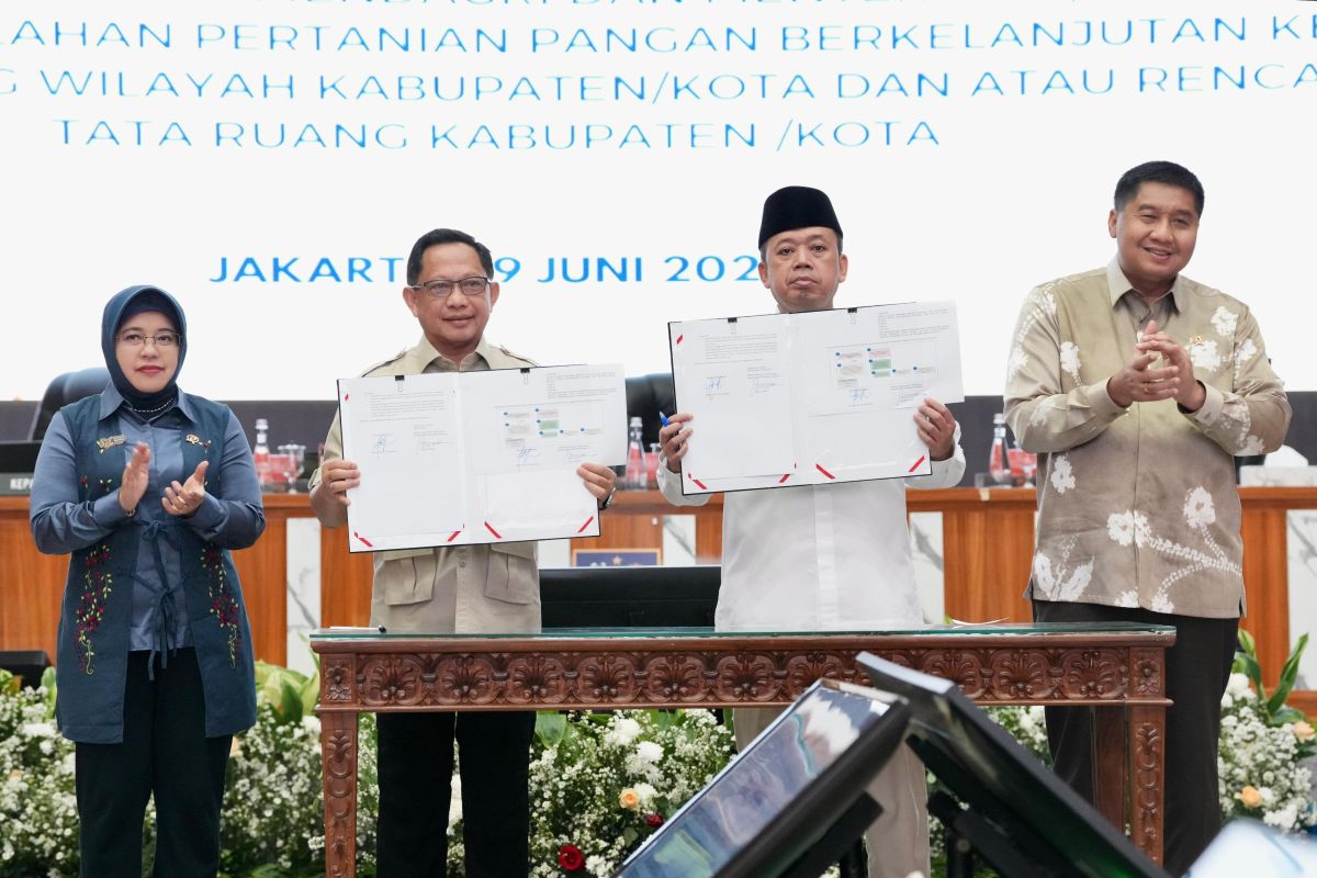 Home Affairs and ATR/BPN Ministers Issue Guidelines for Protecting Agricultural Land