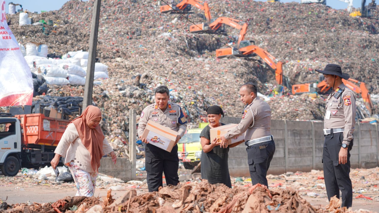 Police Show Solidarity with Waste Pickers Near Burangkeng Landfill Through Social Aid