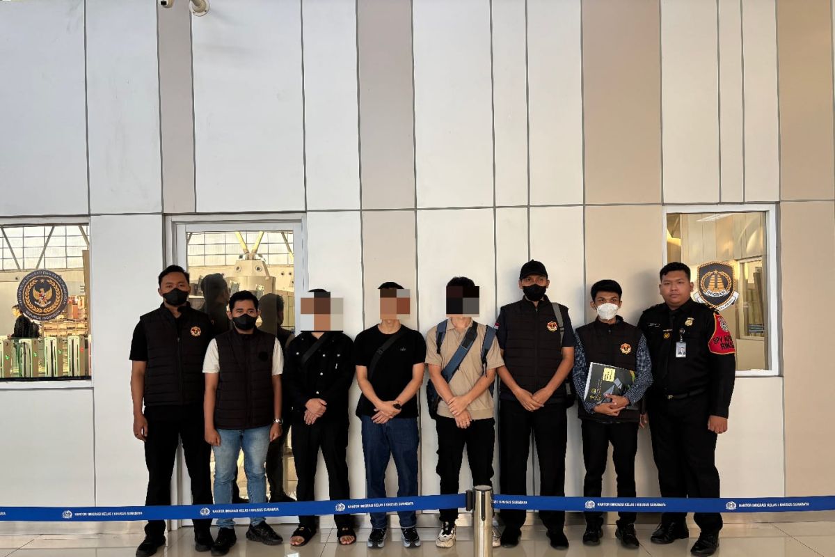 Immigration deports three Chinese nationals for visa data manipulation