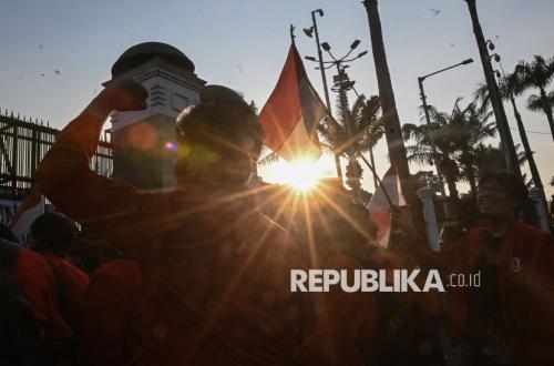 Students Protest at Parliament, Urge Government to Lower Fuel and Staple Food Prices