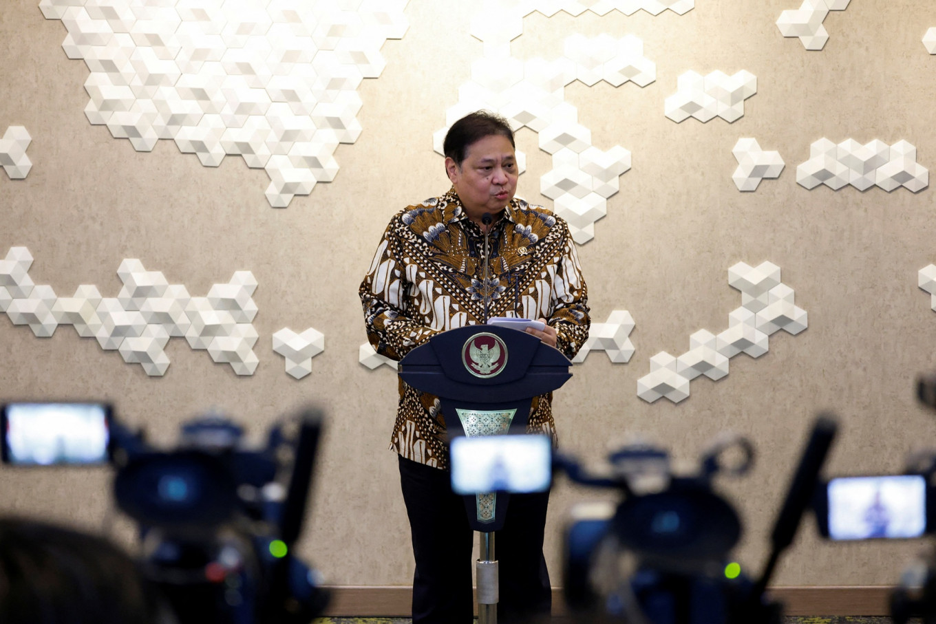Govt urges SOE lenders to hold off on rate hikes
