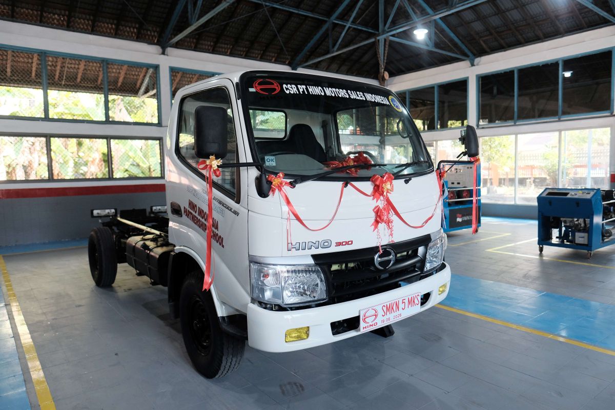HMSI Supports Education by Donating Hino 300 Truck