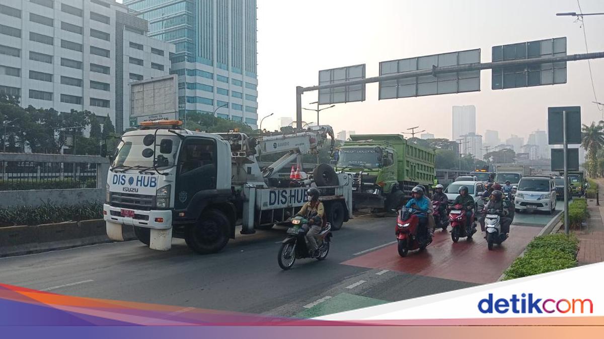 Lorry Crashes into Busway Separator in Front of Parliament Building, Front Body Wrecked