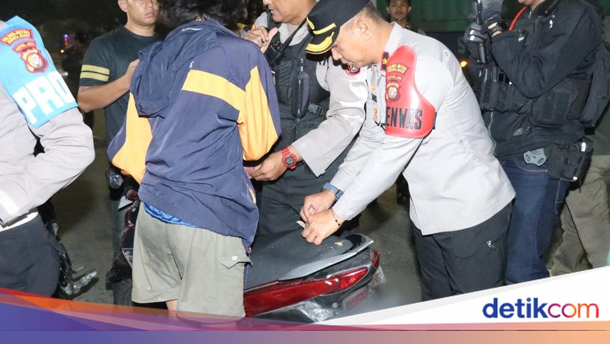 Police Detain Two Teenagers Carrying Synthetic Tobacco During West Jakarta Patrol
