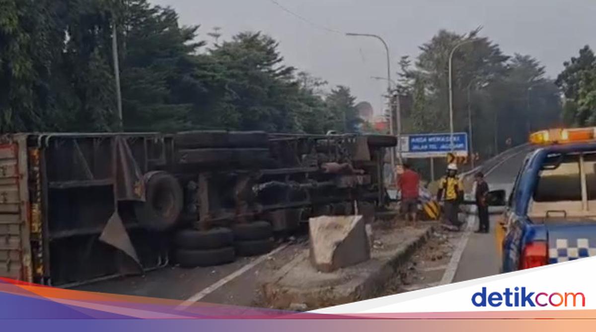 Lorry Overturns, Traffic from JORR Toll Road Towards Jagorawi Diverted