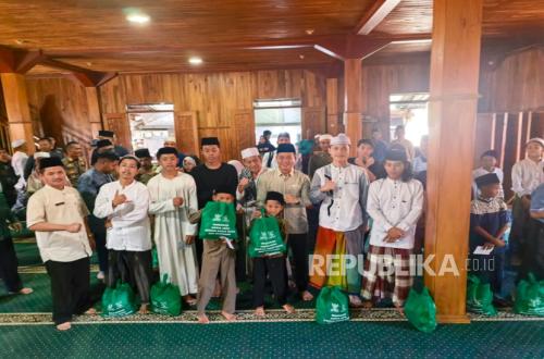 In Kampung Mahmud, Bandung Regent Ensures Incentives for Quran Teachers Remain Secure