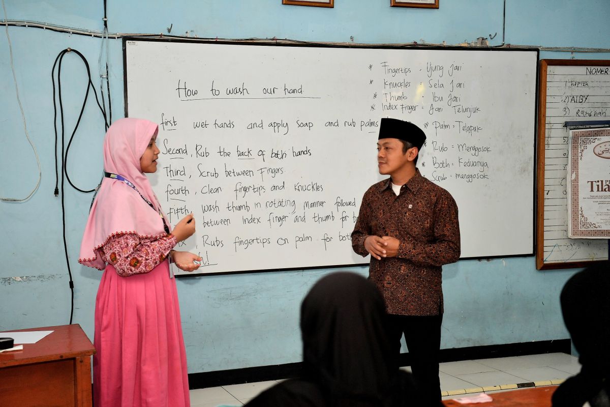Deputy Minister of Basic Education Visits OSN Mathematics Preparation Class in Lamongan Primary School