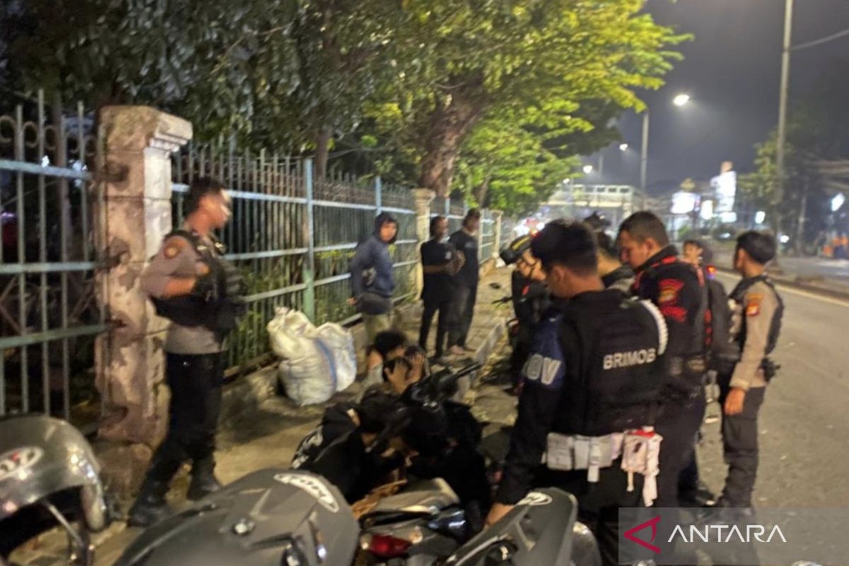 Police break up brawl in East Jakarta, four teenagers arrested