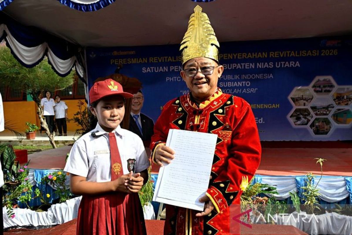 Primary and Secondary Education Minister Receives Thank-You Letter for President from Student in Underdeveloped Region