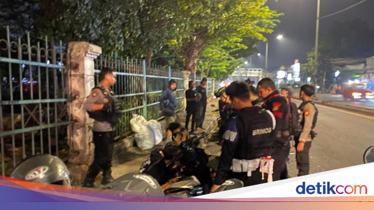 Mobile Brigade Arrests Four Teenagers for Planned Brawl in Kramat Jati, Sickles Confiscated