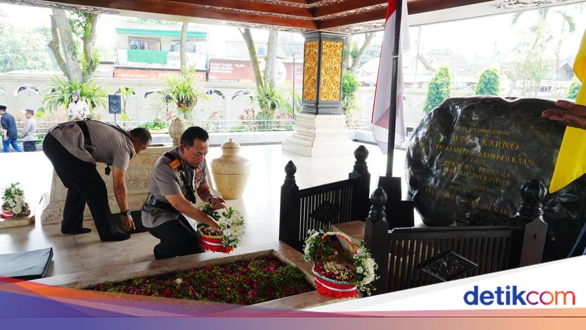 National Police Chief Visits Bung Karno's Tomb in Blitar, Prays and Scatters Flowers