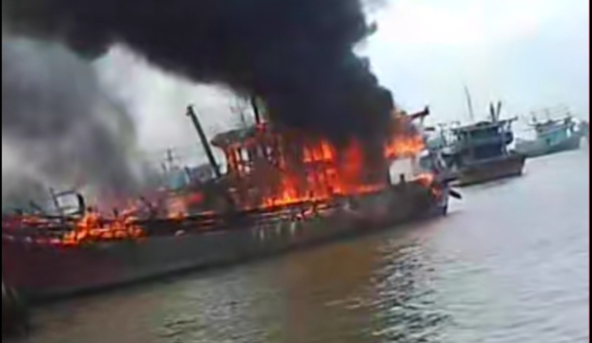Seven Fishing Boats Destroyed in Fire at Belawan Port, Four Fire Engines Deployed