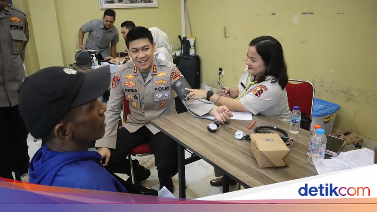 Kepulauan Seribu Police Donate Blood and Share with Ojol Drivers, Fishermen Ahead of Bhayangkara Day