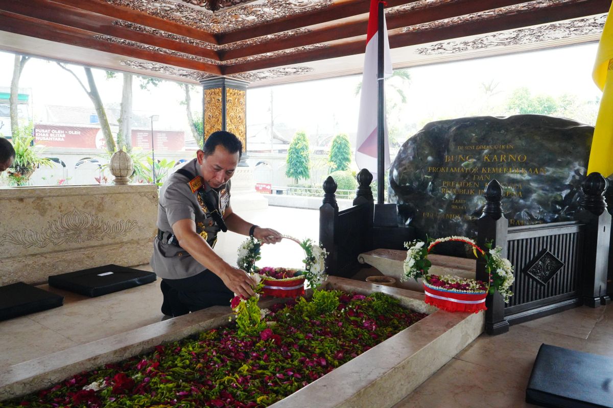 National Police Chief: Pilgrimage to Former Presidents' Tombs an Effort to Absorb National Leadership Values