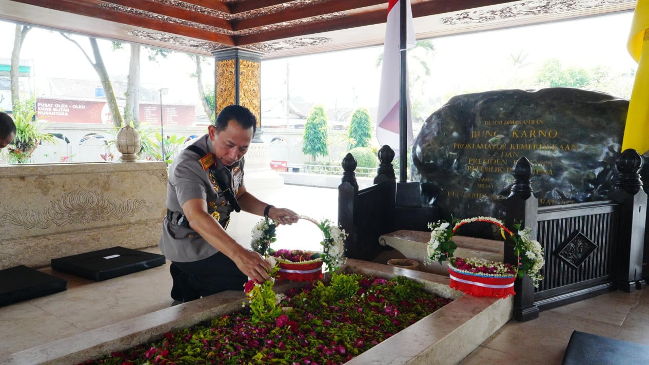 National Police Chief Visits Soekarno's Grave: Absorbing the Values of National Leaders