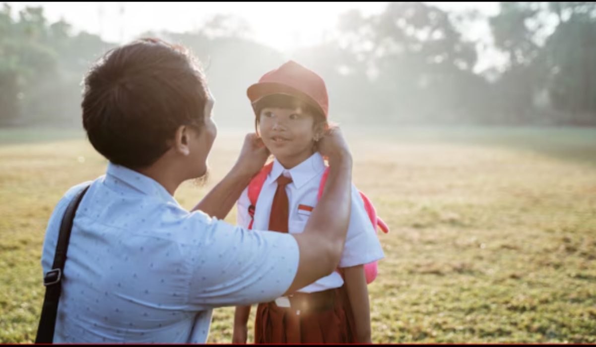 Padang City Government Mandates Fathers to Collect Report Cards and Take Children to School