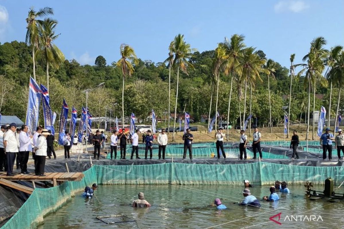 Minister of Immigration and Corrections and House Commission IV Chair Sample Salted Eggs and Harvest Eels on Nusakambangan