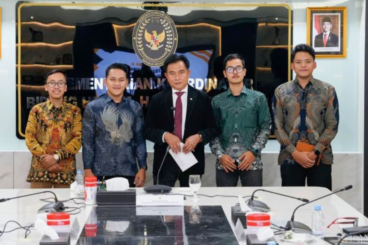 Minister Mahendra to relay student board demands to Prabowo