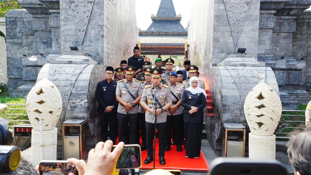 National Police Chief Uses Pilgrimage to Former Presidents' Tombs as Moment of National Reflection