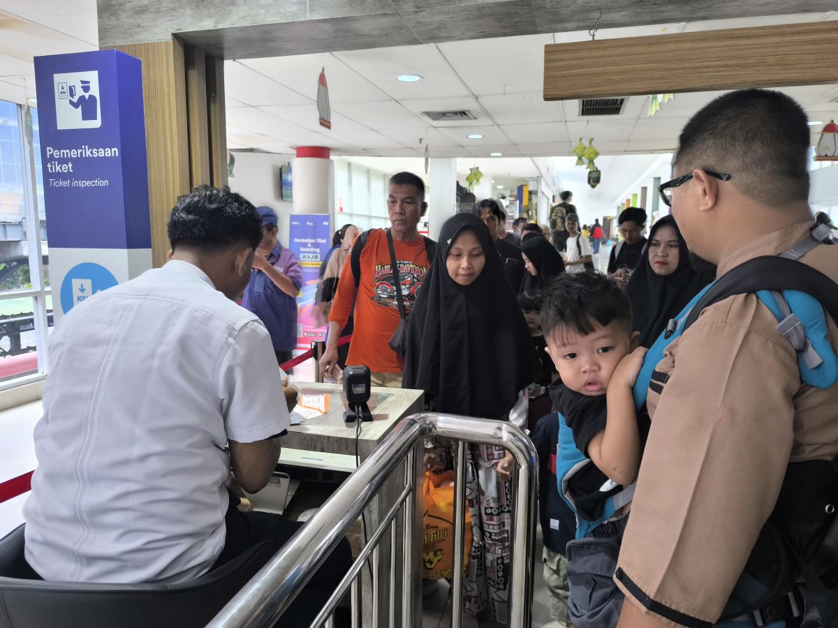 School Holidays Arrive, Thousands of Families in North Sumatra Flock to Train Stations