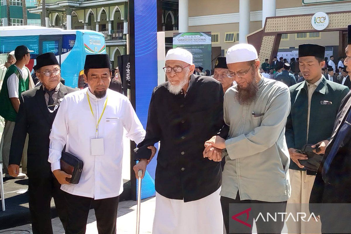 Abu Bakar Ba'asyir attends Gontor centenary, commends pesantren's role