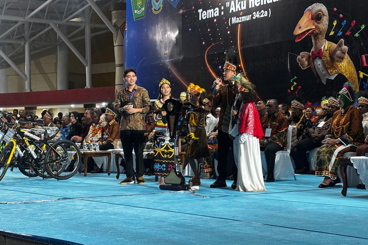 Gibran Distributes Bicycles and Musical Instruments to Pesparawi Participants