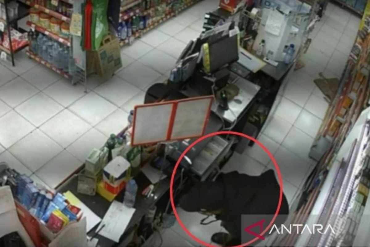 Police arrest student for armed robbery using toy pistol in Bekasi minimarket