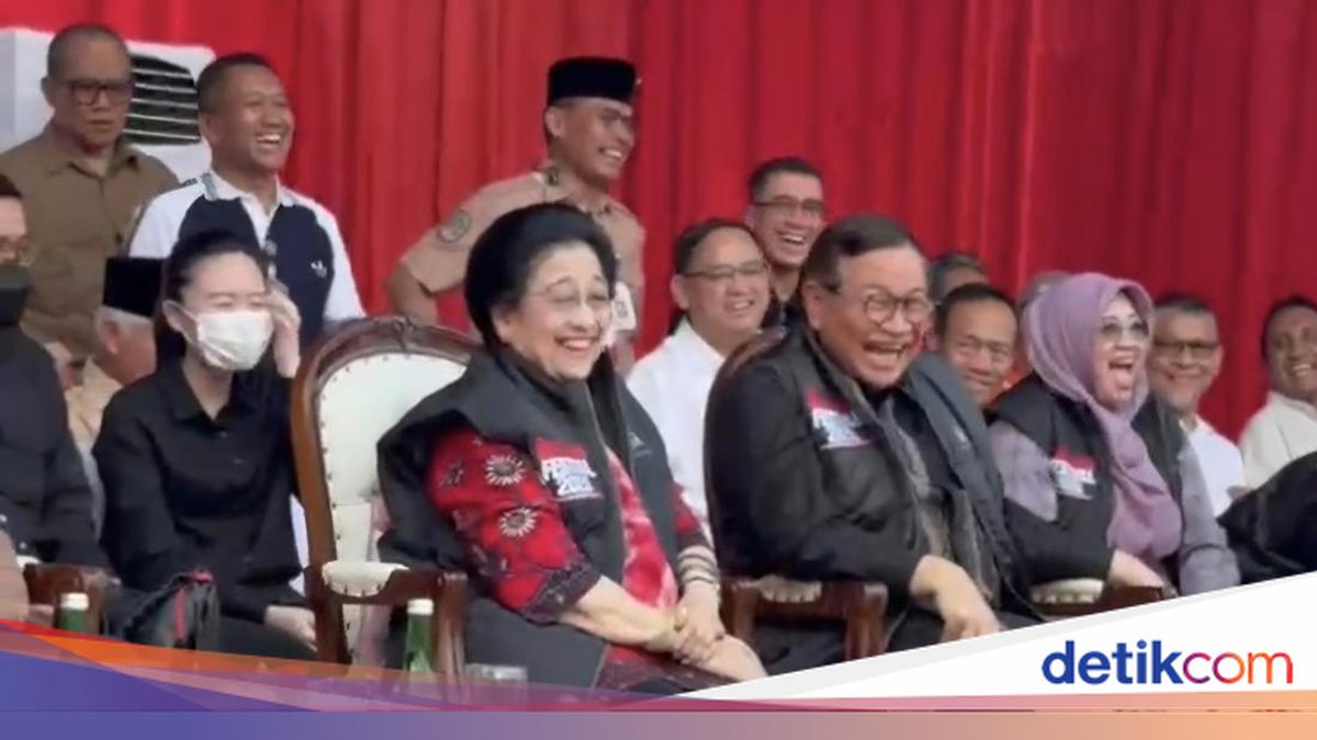 Megawati Laughs as She Watches Impersonation Contest of Herself