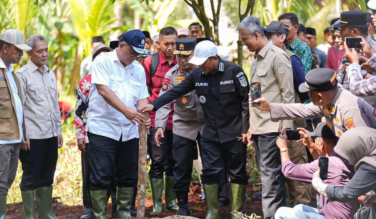 Environment Minister Strengthens Peat Canal Blocks in Pelalawan to Prevent Forest Fires