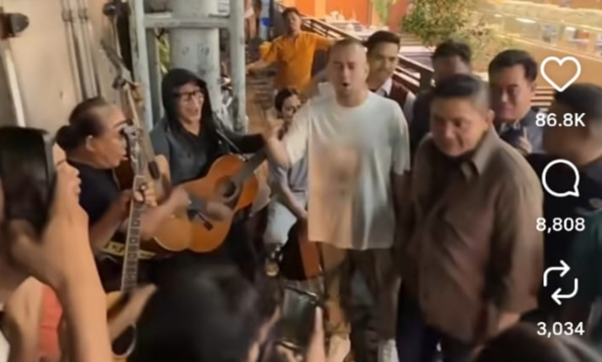 Teddy and Raffi Share Moments with Street Buskers, Analyst: Other Officials Should Follow Suit