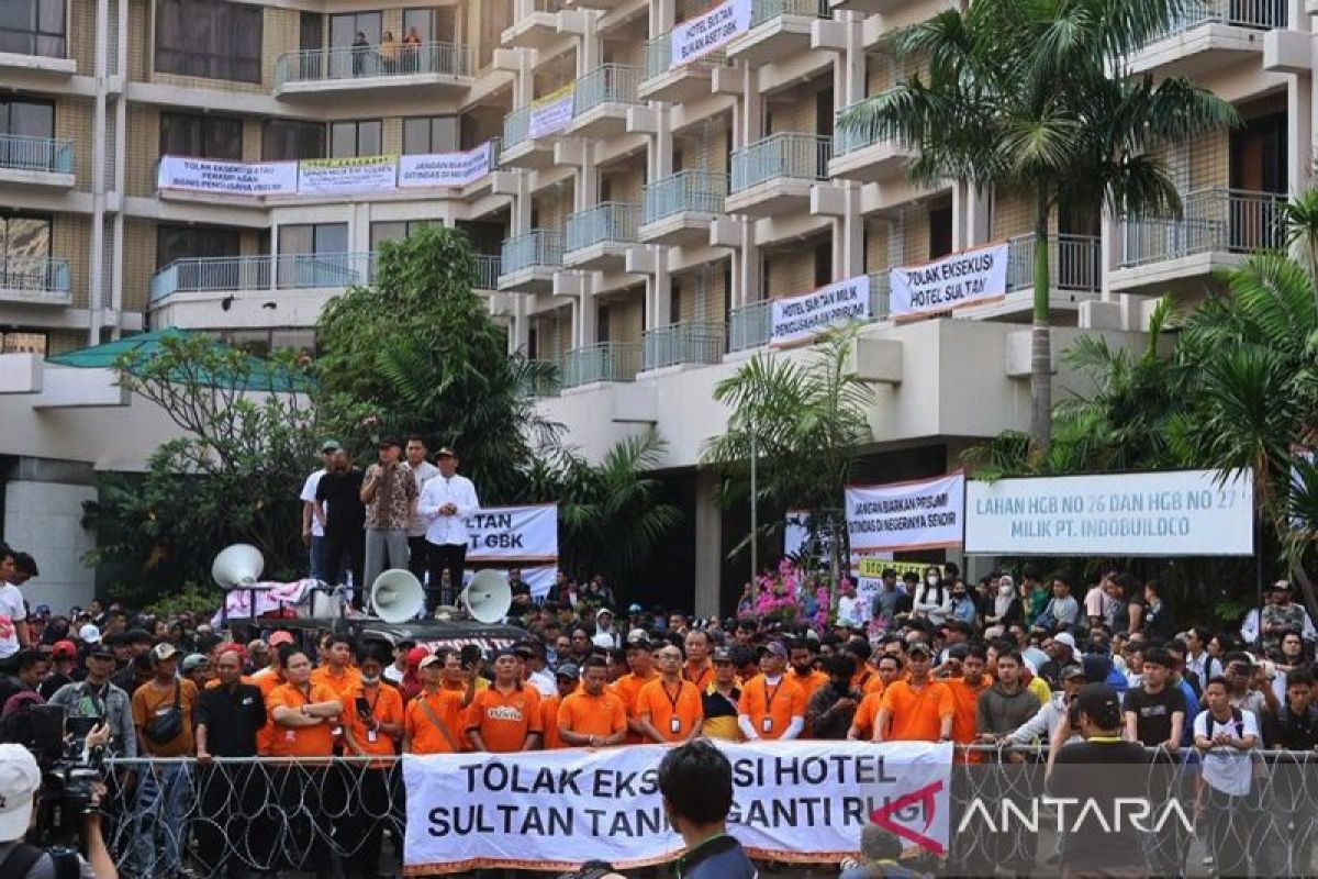 Politics this week: Prabowo cancels Russia trip, Hotel Sultan executed
