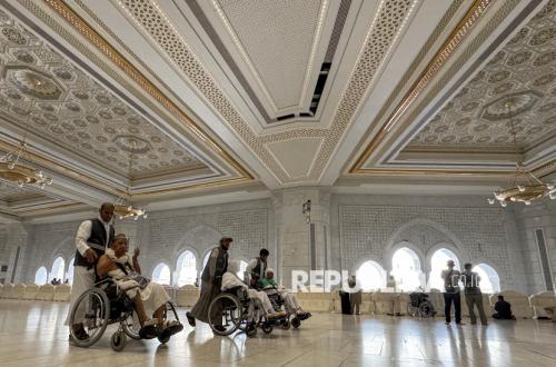 Elderly Hajj Pilgrims Can Borrow Wheelchairs for Free at Nabawi Mosque
