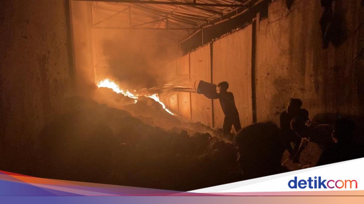 Toy Factory in Medan Engulfed by Fire for Over Six Hours