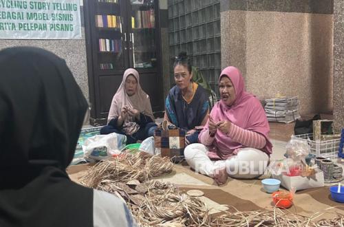 Telkom University Develops Circular Economy in Garut Through Banana Stem Waste Utilisation