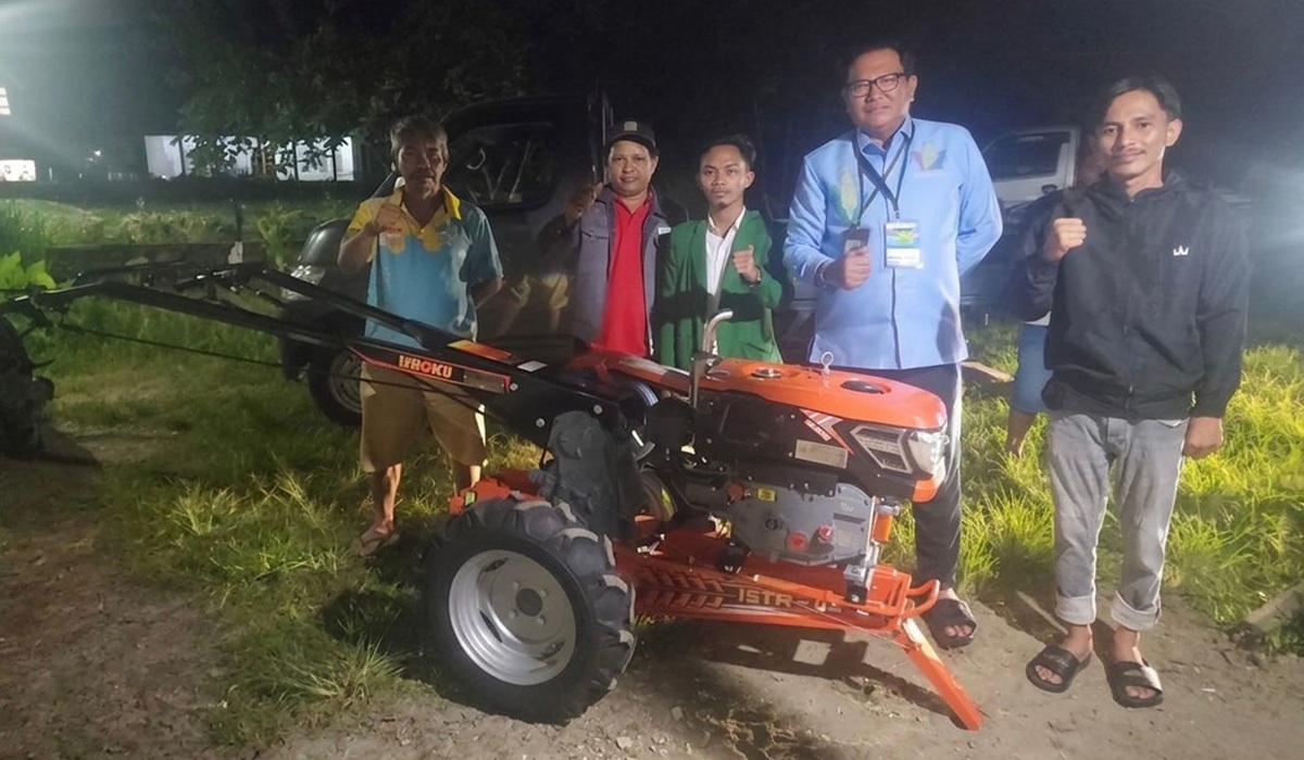Student Protests Agriculture Minister, Brings Home Hand Tractor for Hometown Farmers