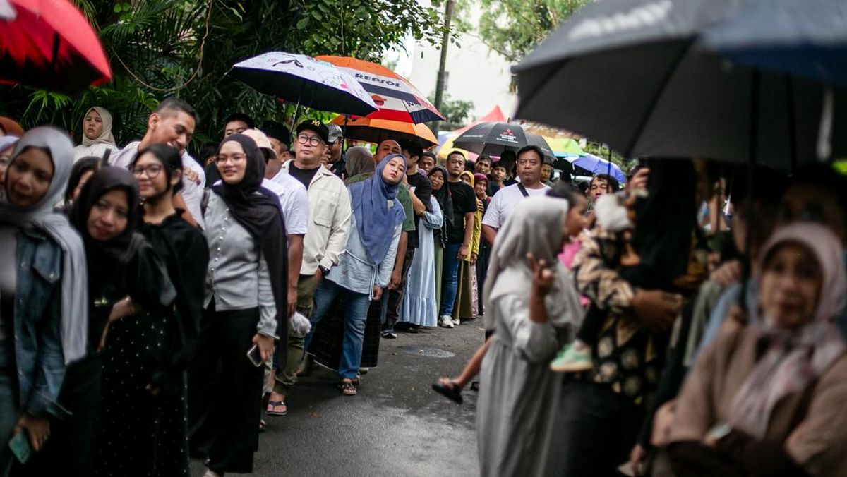 Residents Queue to Wish Jokowi Happy Birthday at His Solo Home