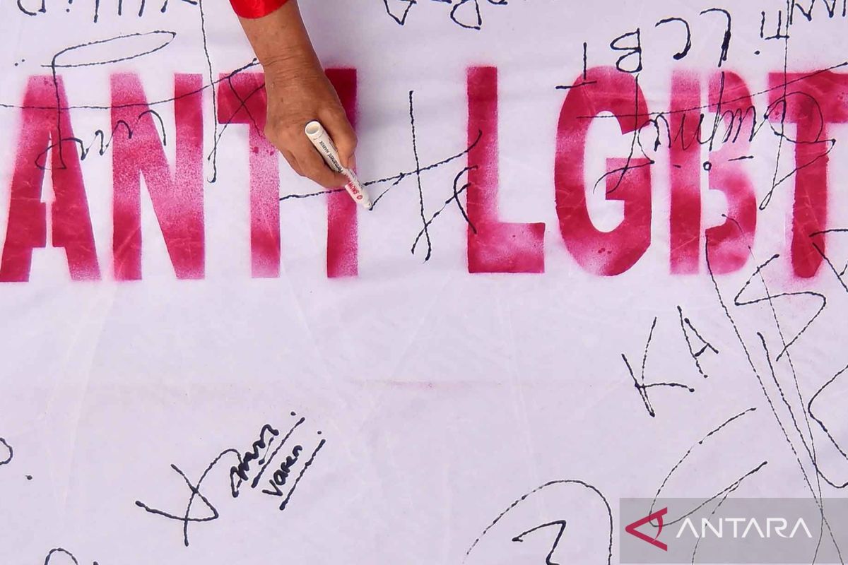 Anti-LGBT Declaration Signed on Kilometre-Long White Cloth in Padang