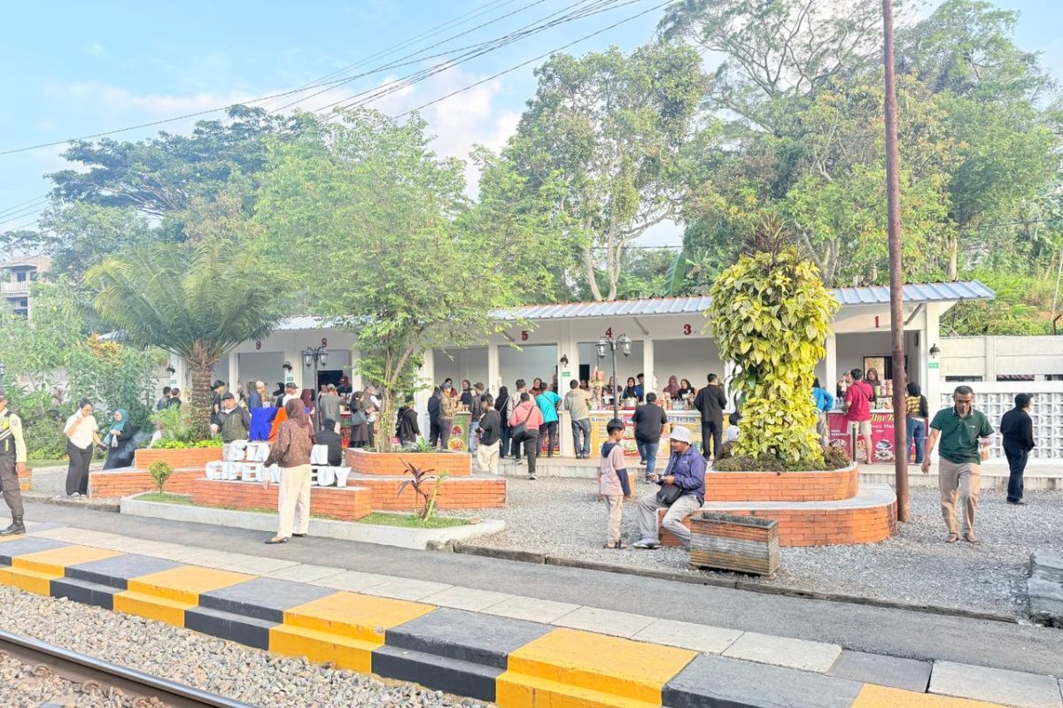 From Packed Meals to Souvenirs: Weekend Rail Travel Revives Small Traders