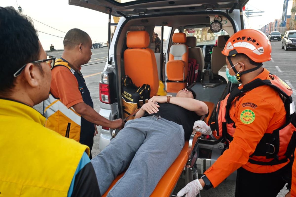 Makassar SAR Evacuates Vietnamese Crew Member with Acute Illness at Sea