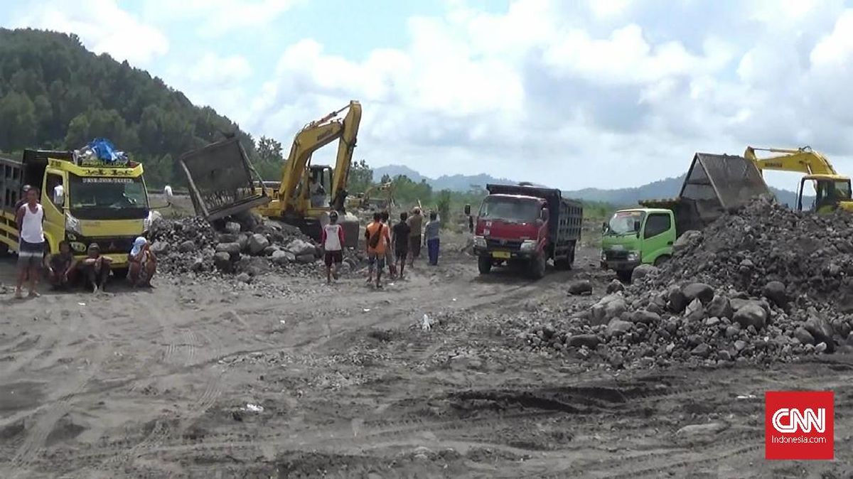 Lumajang Regent Moves to Regulate Sand Mining on Mount Semeru