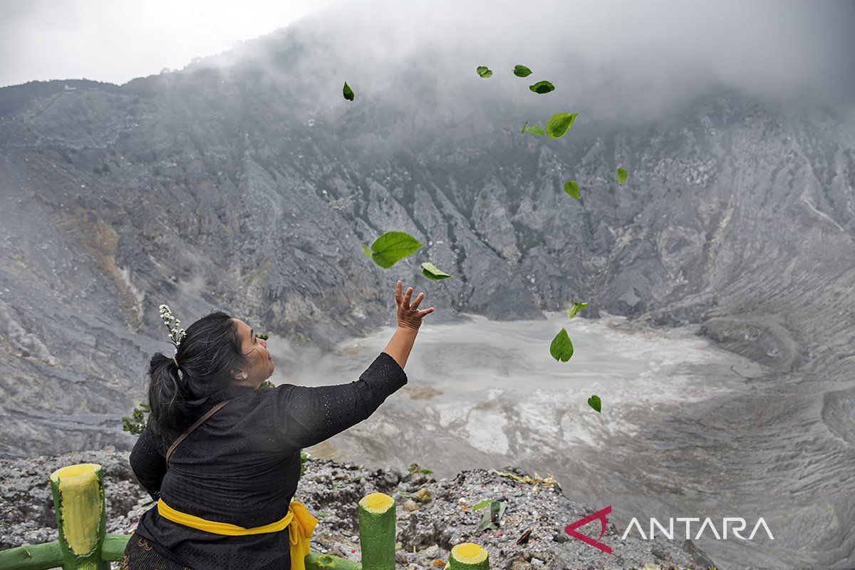 Thousands of Interfaith Citizens Solemnly Attend Traditional Ritual at Tangkuban Perahu