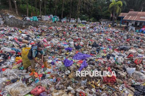 Rubbish Piles Block Access Road to Puuwatu Landfill in Kendari