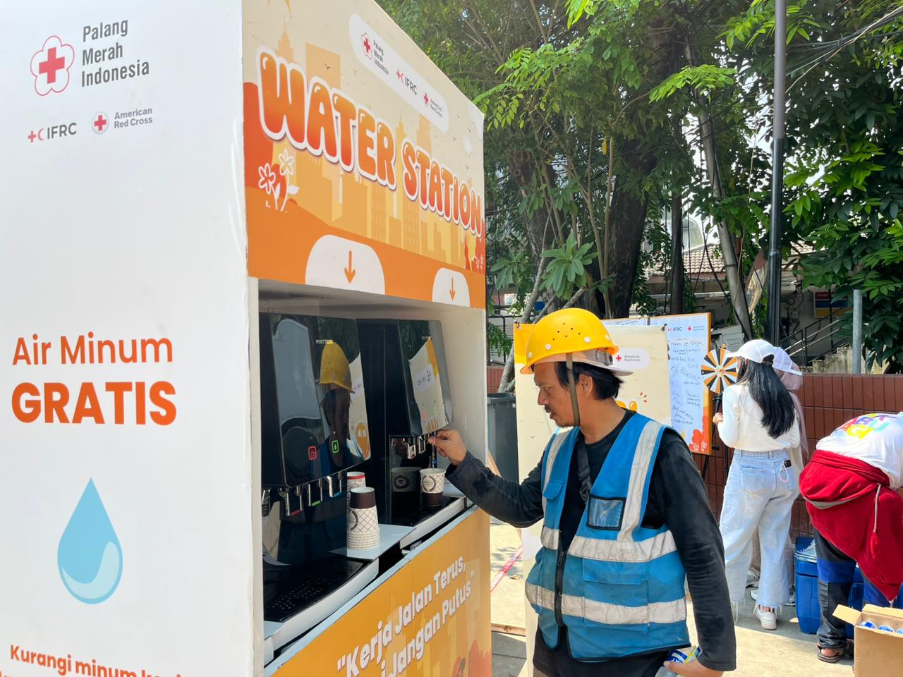 PMI Provides Free Drinking Water for Outdoor Workers Amid Rising Temperatures