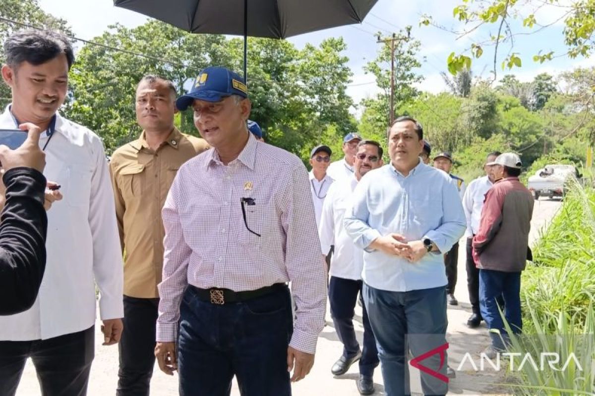 Public Works Minister Supports Temporary Housing and Bridge Repairs in Sigi