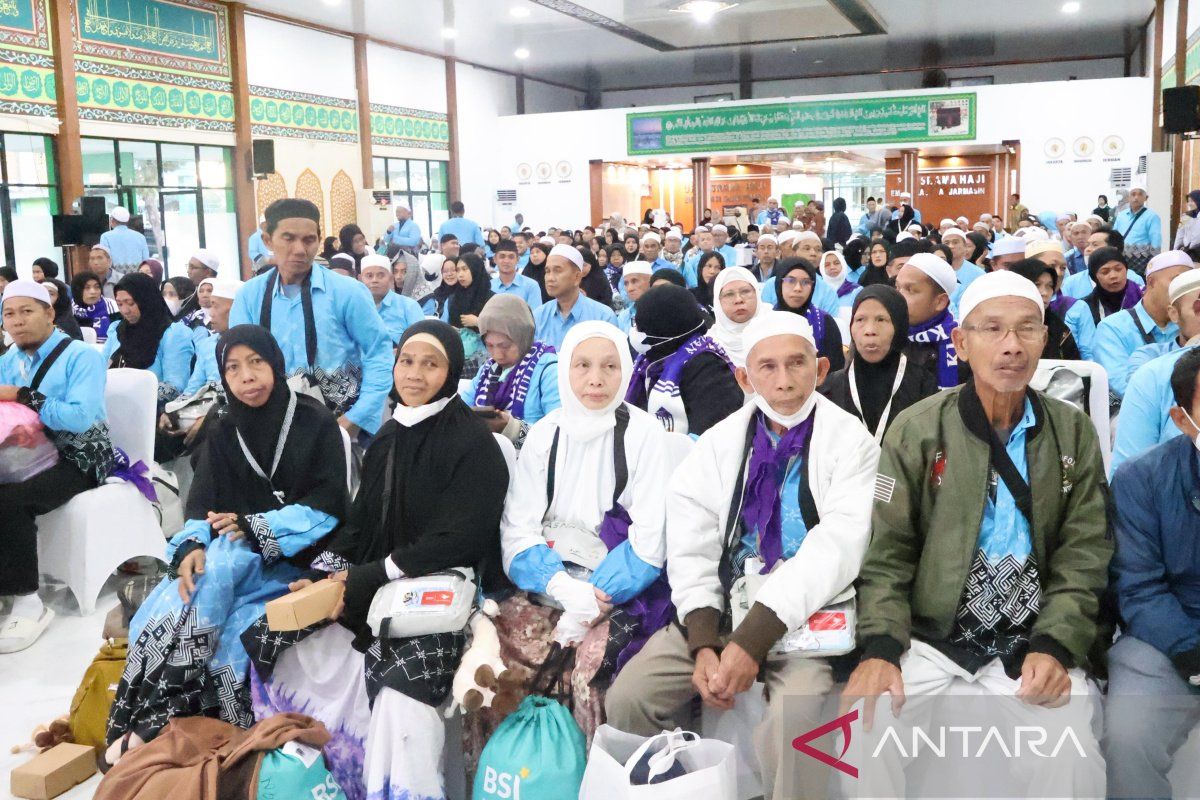 Hajj Pilgrims from Group 12 Arrive Back in Banjarmasin