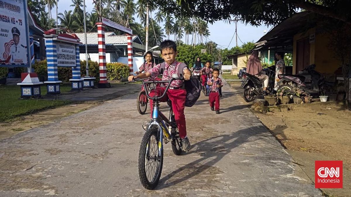 Natuna Regent Encourages One-Roof Schools for Remote Areas