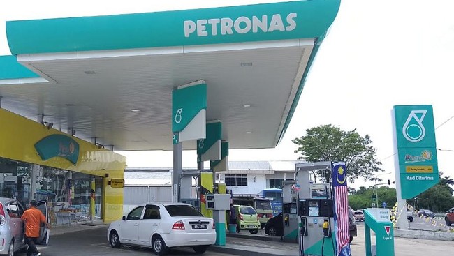 Malaysian PM Anwar Ibrahim Cuts Subsidised Diesel Price to RM2.10