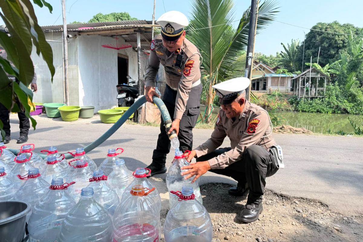 Clean Water Crisis Hits Indramayu, Police Distribute Aid to Four Villages